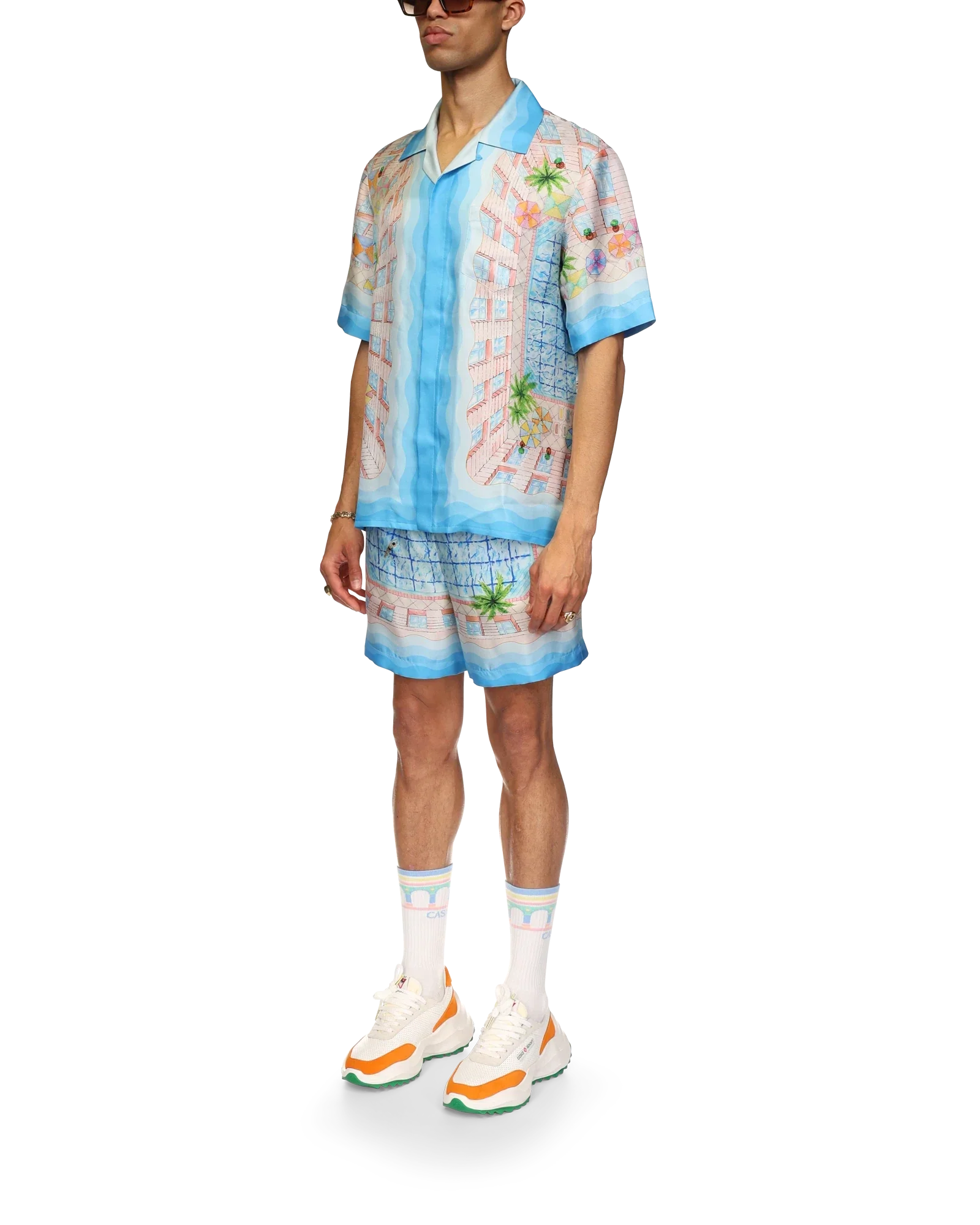 El escote de la camisa de seda