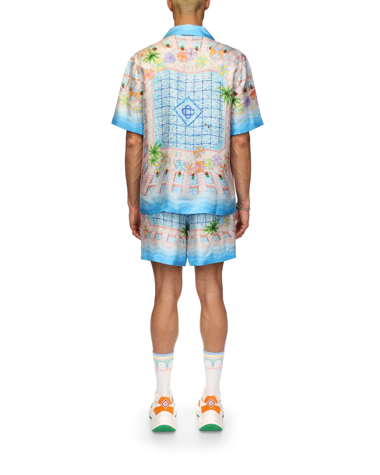 El escote de la camisa de seda