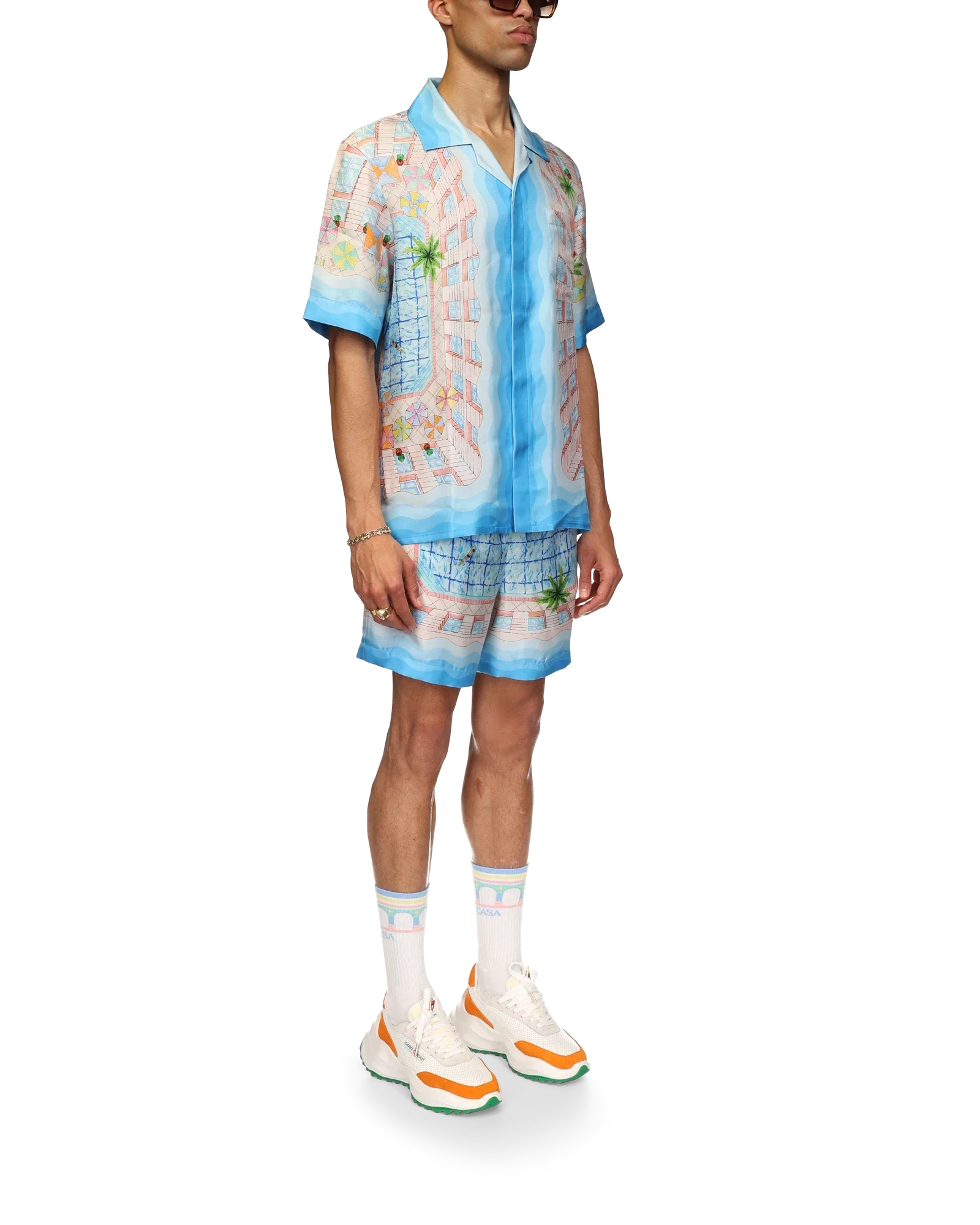 El escote de la camisa de seda