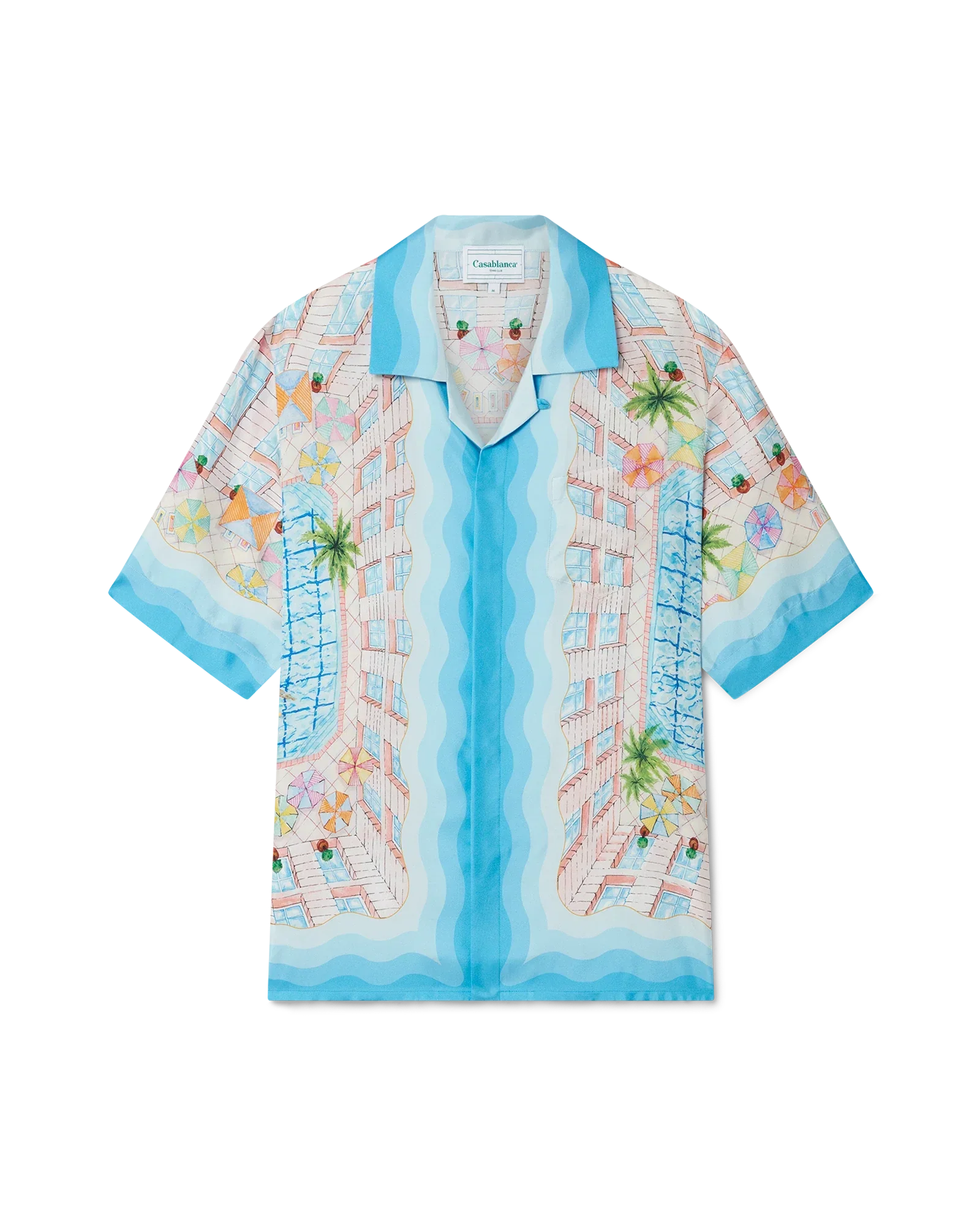 El escote de la camisa de seda