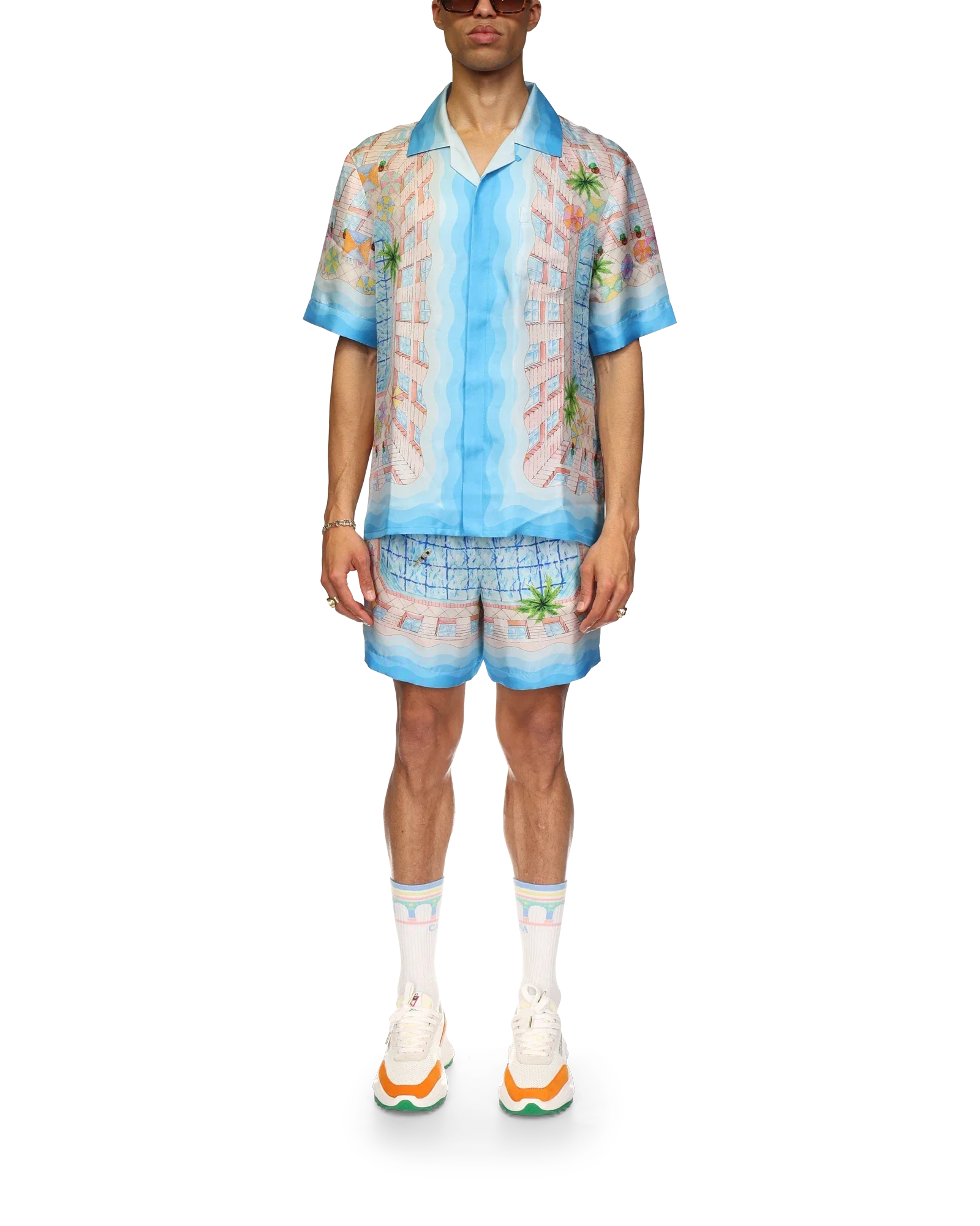 El escote de la camisa de seda