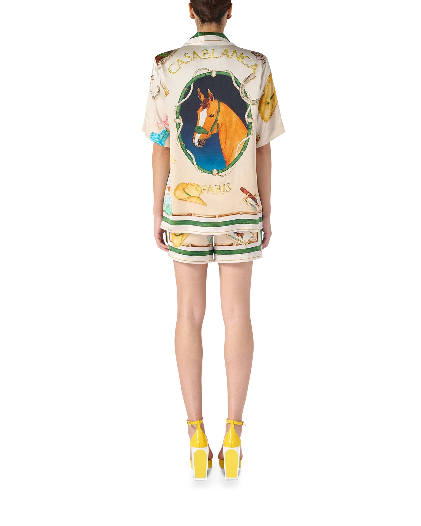 La camisa de seda del establo blanco